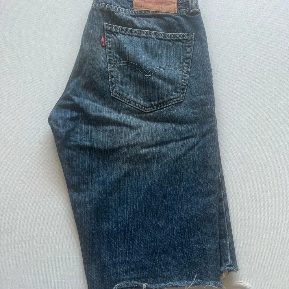 EUC‎ Levi's 511 Shorts Size 32x10 Mens Slim Bermuda Blue Denim Shorts (B5)